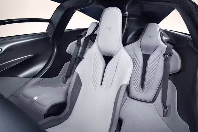 Các chi tiết viền nhôm màu xanh nhạt làm nổi bật khoang ca-bin của McLaren Speedtail. Các vật liệu cao cấp như da Nubuck, da Nebular, carbon, gỗ xuất hiện khắp khoang ca-bin của Speedtail.