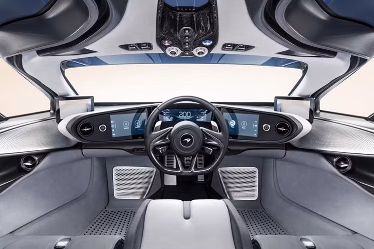 Bên trong xe, nội thất của Speedtail gây ấn tượng với cách bố trí 3 ghế ngồi tương tự huyền thoại McLaren F1. Sau F1, Speedtail là mẫu xe thứ hai sở hữu kiểu ghế ngồi này. Nội thất của Speedtail sẽ cùng tone màu chủ đạo với ngoại thất, ghế lái màu xanh nhạt và ghế hành khách màu xám nhạt, chỉ khâu tương phản màu xanh navy.