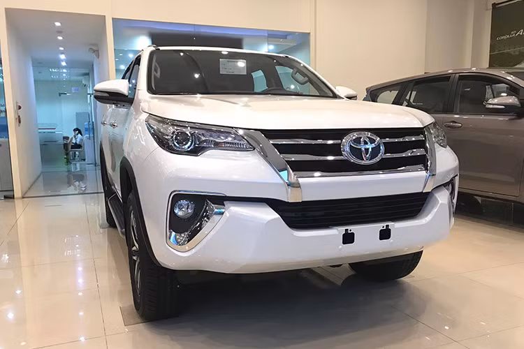 Toyota Fortuner 2.8V còn là một chiếc SUV việt dã với hệ thống dẫn động 2 cầu bán thời gian với chức năng gài cầu điện tử, giúp người lái hoàn toàn chủ động trong việc quyết định xe đi 1 cầu nhanh 2H, 2 cầu nhanh 4H hay 2 cầu chậm 4L. Xe được nâng cấp hệ thống cân bằng điện tử kết hợp với hệ thống kiểm soát lực kéo chủ động A-TRC, hỗ trợ khởi hành ngang dốc, hỗ trợ đổ đèo và 7 túi khí...