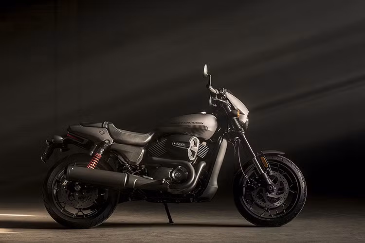 Khối động cơ này của Street Rod 750 2017 sản sinh công suất tối đa 68 mã lực và mô-men xoắn cực đại 64 Nm. Bên cạnh đó đây cũng là động cơ V-Twin đầu tiên của Harley được trang bị hộp gió lớn đi kèm với họng nạp kép cho mỗi xi lanh, đầu xi-lanh với bốn van và trang bị trục cam nâng cao và bộ giảm âm mới.
