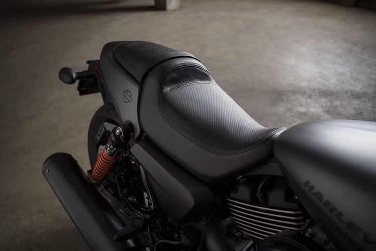 Yên của Harley-Davidson Street Rod 750 2017 cao 765 mm, cao hơn đáng kể so với con số 716 mm của phiên bản Street 750 từng ra mắt truóc đây. Gương chiếu hậu nằm ở đầu tay lái có thể nằm trên hoặc dưới tay lái hoặc gập lại mà không ảnh hưởng đến tay của người điều khiển.