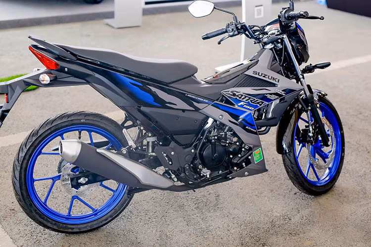 Ngoài việc bổ sung màu sắc thì Suzuki Satria F150 2025 mới vẫn giữ nguyên các trang bị và mức giá bán vẫn là 53,49 triệu đồng - tương đương bản đang bán ra thị trường hiện nay. Theo nhà sản xuất, phiên bản 2025 sẽ chính thức lên kệ vào tháng 4/2025.