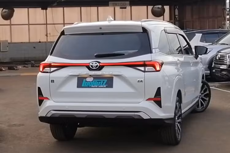 Ở ngoại thất, Toyota Veloz 7 chỗ ngồi sở hữu lưới tản nhiệt dạng vảy cá sơn đen bóng gia tăng cảm giác thể thao khác với những thanh ngang của Avanza. Hệ thống chiếu sáng trên Toyota Veloz cũng được sử dụng LED toàn phần, đèn pha là những khoang bóng nhỏ kết hợp đèn định vị nằm ngang. Trong khi đó, hốc gió chứa đèn sương mù được tạo hình góc cạnh giúp gia tăng vẻ hiện đại cho phần đầu của Veloz.