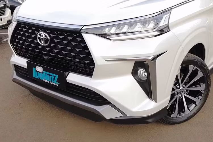 Nếu như Avanza là chiếc xe được sản xuất bởi Daihatsu, thương hiệu đã được Toyota mua lại thì Veloz là sản phẩm chính hiệu do chính họ sản xuất mặc dù 2 mẫu xe này cùng chung nền tảng khung gầm. Xe sở hữu kích thước tổng thể gồm chiều Dài x Rộng x Cao lần lượt là 4.475 x 1.750 x 1.700 (mm), chiều dài cơ sở 2.750 mm, khoảng sáng gầm 205 mm.