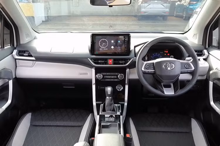 Thuộc phân khúc xe đa dụng giá rẻ, nhưng khoang nội thất Toyota Veloz 2022 thực sự khiến người dùng bất ngờ với sự thay đổi đáng kinh ngạc so với Avanza trước đây. Không khó để nhận ra, Toyota Veloz sở hữu phong cách khá giống với mẫu SUV đô thị Raize mới mở bán ở Việt Nam.