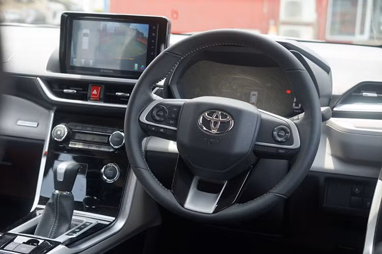 Nổi bật nhất là hệ thống màn hình giải trí 9 inch kết nối điện thoại qua Apple CarPlay/Android Auto, hệ thống điều hòa 2 vùng độc lập, phanh tay điện tử, cần số kiểu mới... Chưa dừng lại ở đó, Toyota Veloz còn vô-lăng bọc da tích hợp đa chức năng, đồng hồ phía sau dạng kỹ thuật số hiển thị tương tự Raize và thay đổi nhiều chế độ khác nhau.