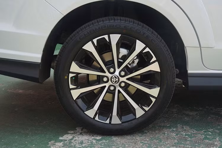 Nhìn ngang phần thân, một dải crom chạy xuyên suốt từ đèn pha đến đèn hậu cùng những đường gân cơ bắp xuất hiện ở đây giúp Veloz trở nên hấp dẫn hơn. Xe dùng bộ mâm 17 inch, gương chiếu hậu thiết kế rời trụ A để gia tăng tầm nhìn cho tài xế. Điểm khác biệt với Avanza trên Veloz là cụm đèn hậu có thiết kế kiểu mới chạy ngang khoang hành lý.