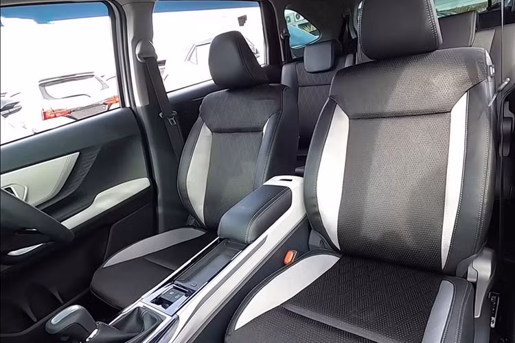 Nếu Avanza sử dụng hệ thống ghế ngồi nỉ thì Veloze đã được nâng cấp ghế da 2 tông màu. Điểm hấp dẫn của Veloz còn đến từ cơ cấu gập ghế đa dạng hơn. Ở mọi vị trí, Veloz đều có thể gập lại để linh hoạt hơn trong cách bố trí không gian sử dụng cũng như chứa đồ. Hơn nữa, hàng ghế sau còn được bổ sung thêm màn hình giải trí hiện đại.