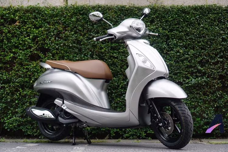 Về ngoại hình, tổng thể của Yamaha Grande Hybrid 2018 sở hữu thiết kế có phần tròn trịa và mềm mại hơn phiên bản cũ với nhiều đường cong mềm mại, thể hiện rõ ở các đường nét ở phía mặt nạ và hông xe.