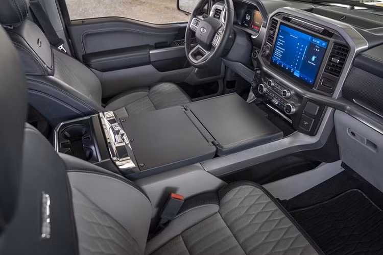 Ngoài ra, Ford F-150 Raptor còn được trang bị một số tiện nghi như: cửa sổ trời toàn cảnh cho cả hai hàng ghế, ghế lái hỗ trợ chỉnh điện 8 hướng, ghế phụ chỉnh tay 2 hướng, hộp đựng đồ ở giữa, cửa sổ và nắp thùng xe chứa hàng chỉnh điện dễ dàng,…