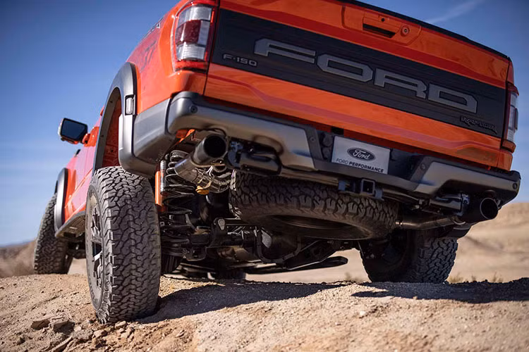 Về hệ thống khung gầm, Ford F-150 Raptor được trang bị khung gầm thép cường lực hoàn toàn mới, có khả năng chịu lực tốt hơn. Ngoài ra, các chi tiết khung xe được tận dụng tối đa chất liệu nhôm để giảm bớt trọng lượng giúp xe lướt đi nhanh hơn.