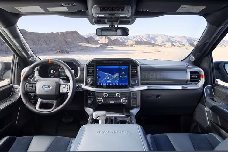 Bước vào trong cabin, F-150 Raptor có nội thất không thay đổi quá nhiều nhưng các trang bị hiện đại hơn các đàn anh đi trước. Bảng điều khiển trung tâm với các chi tiết được làm lớn hơn bình thường, bên cạnh đó cụm đồng hồ cũng được thiết kế cỡ lớn với màn hình đa thông tin 4.2 inch. Nút bấm/ xoay cơ học, vô lăng, cần số cũng được trau chuốt lại.
