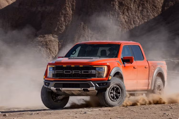 F-150 Raptor cũng sở hữu thêm một tính năng khá thú vị là Trail 1-Pedal Drive, nghĩa là người dùng sẽ đạp vào bàn đạp để ga và nhả chân ra để phanh, như vậy vào những địa hình khó tài xế có thể xử lý một cách dễ dàng hơn. Giá xe F-150 Raptor 2021 được các đại lý tư nhân tại Việt Nam chào bán khoảng 4,6 tỷ đồng, dự định về Việt Nam cuối năm nay.