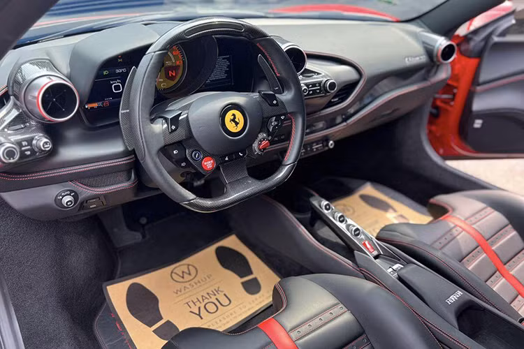 Tháng 6/2023 siêu xe Ferrari F8 của đại gia phố núi đã được sang tên cho doanh nhân Phạm Trần Nhật Minh (Minh Nhựa). Và đến đầu năm nay, “siêu ngựa” này bất ngờ lên sàn xe cũ với giá bán lại đắt ngang thời điểm mua xe mới, tới 23,5 tỷ đồng khiến nhiều người không khỏi bất ngờ.