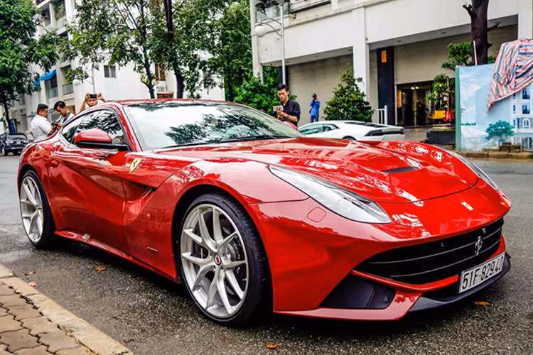  Ferrari F12 Berlinetta Ferrari F12 Berlinetta của Cường Đô la có nguồn gốc nhập khẩu từ Dubai, về nước đầu tháng 7/2016. Đến giữa tháng 10/2016, ban đầu chiếc Ferrari F12 Berlinetta này được sơn màu đỏ, sau đó anh đã thay áo cho siêu xe này đến 4 lần.