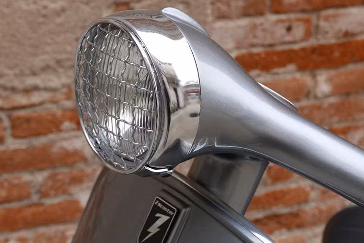 Cụ thể, mẫu xe máy điện một bánh Bel&amp;Bel Z-One này có thiết kế y hệt Vespa Sprint cổ gây thu hút giới trẻ cũng như những người yêu thích sự mới mẻ. Nó có trọng lượng nhẹ chỉ 70 kg và giảm tối đa kích cỡ. 
