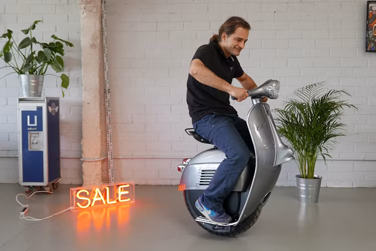 Xe có trang bị động cơ 1.000 Watt, có khả năng chạy được quãng đường đi tối đa 60 km mỗi lần sạc đầy điện, và đạt vận tốc tối đa 35 km/h. Điều này thực sự đem lại một phương tiện nhỏ gọn lý tưởng cho các cư dân đô thị, kể cả đó là các cư dân thuộc Gen-Z.