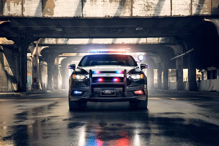 Giám đốc tiếp thị của hãng, ông Stephen Tyler cho biết : “Đây là chiếc xe cảnh sát đầu tiên của Ford có khả năng giúp cảnh sát, nhân viên cứu hỏa hoặc nhân viên thực thi luật pháp đi làm mà không cần sử dụng đến nhiên liệu xăng. Ai cũng có thể cắm phích vào ổ cắm trên tường để sạc điện một cách dễ dàng và chiếc xe sẽ chạy mà không có khí thải khi vận hành”.