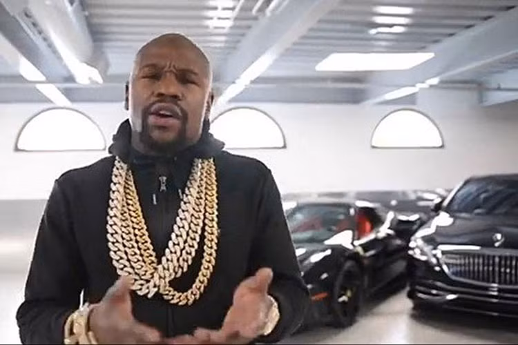 Mới đây, tay đấm quyền anh chuyên nghiệp nổi tiếng của Mỹ là Floyd Mayweather đã bất ngờ chia sẻ hình ảnh chiếc Mercedes-Maybach S580 2021 mới của mình. Được biết, chiếc xe siêu sang này có giá khởi điểm từ 185.000 USD (khoảng 4,255 tỷ đồng).