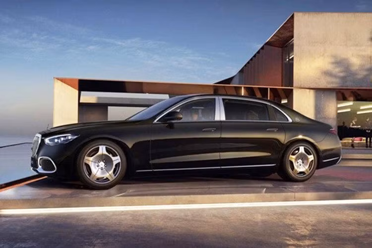 Về truyền động, Mercedes-Maybach S580 của Floyd Mayweather được trang bị động cơ V8 tăng áp kết hợp hệ thống EQ Boost, sản sinh công suất 469 mã lực và bổ sung 20 mã lực khi cần thiết. Từ đó, xe có thể tăng tốc từ 0 - 100 km/h chỉ trong 4,8 giây.