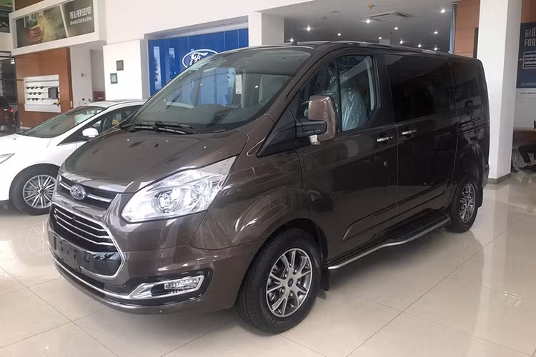 Cũng theo nguồn tin từ đại lý, Ford Tourneo 2019 mới sẽ sớm ra mắt trong thời gian tới để cạnh tranh trong phân khúc MPV đa dụng với các đối thủ Kia Sedona, Mercedes-Benz V-Class, Peugeot Traveller. Theo đó, Tourneo 2019 sẽ được phân phối với 02 phiên bản là: Tourneo Titanium và Tourneo Trend.