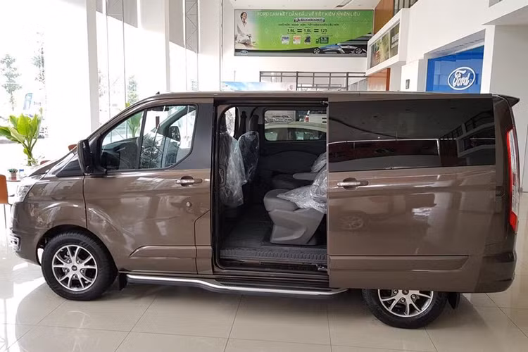 Về bản chất, Tourneo được phát triển từ hệ thống gầm bệ của Transit - mẫu minibus quen thuộc và bán chạy nhất tại Việt Nam. Do đó, kích thước xe cũng có phần tương đồng. Theo chia sẻ từ tư vấn bán hàng, mẫu xe Tourneo sẽ được thiết kế phục vụ gia đình hoặc khách hạng sang chứ không chở khách thông thường như Transit.