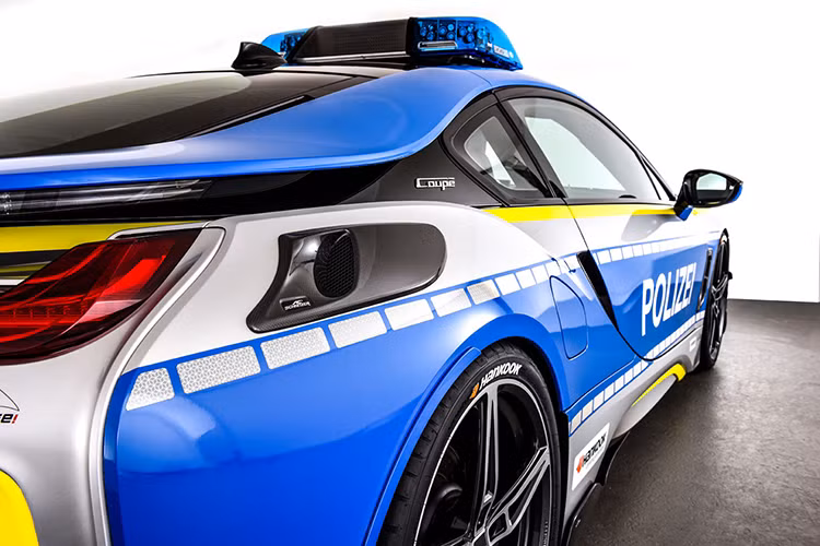 Bên ngoài, AC Schnitzer đã hạ thấp BMW i8 Roadster xuống 20 mm, khiến nó sát mặt đường hơn để gia tăng tính cân bằng trong các khúc cua.