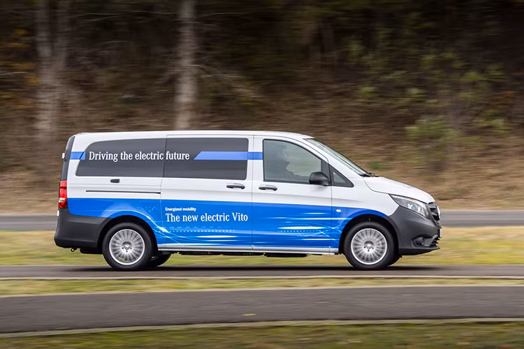 Có tên gọi là eVito, chiếc Mercedes chạy điện mới này là bước đầu tiên trong chiến lược của hãng xe sang Đức hướng đến các khách hàng. Hiện người tiêu dùng đã có thể đặt hàng trước mẫu xe Van chạy điện này với mức giá khởi điểm từ 39.990 euro (47112 đô la - khoảng hơn 900 triệu đồng), chưa kể VAT. Việc giao hàng sẽ bắt đầu vào năm 2018. 