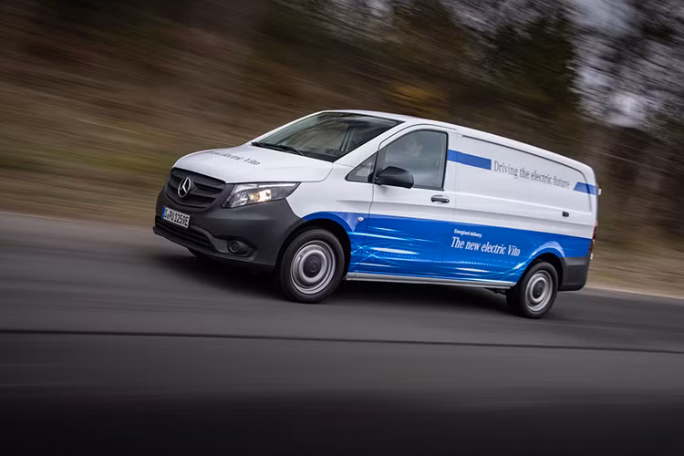 Chiếc xe Mercedes-Benz eVito mới trang bị bộ pin công suất 41,4kWh với thời gian sạc khoảng 6 giờ, cho phép chiếc xe chạy được khoảng 150km. Tuy nhiên ở nhiệt độ thấp và với trọng tải hơn 1.000 kg, chiếc Mercedes-Benz eVito chỉ đi được khoảng 100km cho một lần sạc đầy.