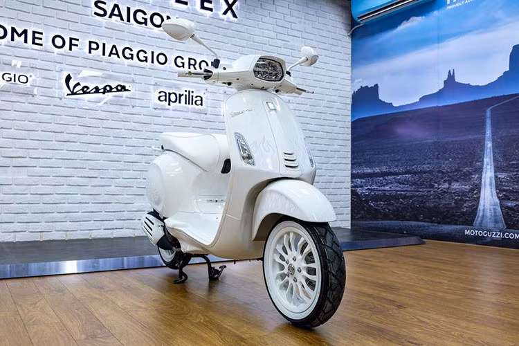 Mới đây, Piaggio Việt Nam vừa chính thức công bố giá xe Vespa Sprint Justin Bieber phiên bản đặc biệt. Theo đó, Vespa Sprint Justin Bieber sẽ có hai phiên bản là Sprint 125 và Sprint 150, có giá lần lượt ở mức 115,8 triệu đồng và 132 triệu đồng.