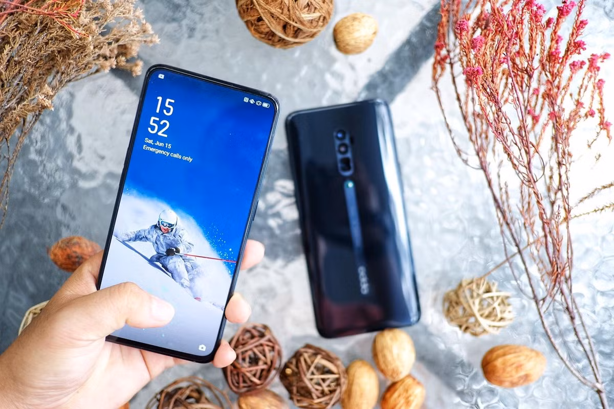 Oppo Reno 10x Zoom và Reno lần lượt được trang bị màn hình kích thước 6,6 và 6,4 inch với tấm nền OLED, độ phân giải 2340x1080, tỷ lệ màn hình 19,5:9. Tương tự chiếc F11 Pro được ra mắt trước đó, Oppo trang bị cho Reno màn hình “không khuyết điểm” với các cạnh viền được làm mỏng đi khá nhiều, nâng tỷ lệ hiển thị lên 93,1%.