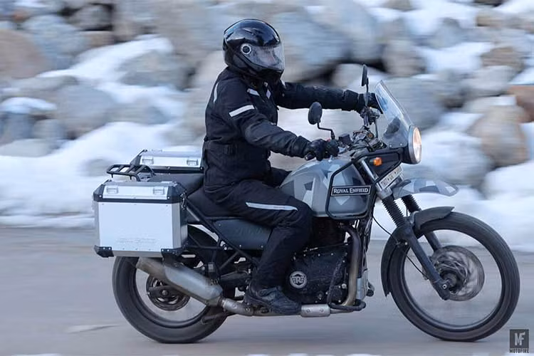 Thiết kế tổng thể của Himalayan Sleet vẫn được dựa trên chiếc Himalayan trước đó. Điểm khác biệt chính của phiên bản này đó là nó được trang bị gói phụ kiện Explorer để trở thành một mẫu adventure chuyên nghiệp.