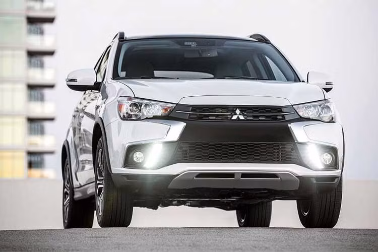 Về mặt thiết kế, hãng xe ôtô Mitsubishi đã mạnh dạn đưa rất nhiều những thiết kế mang phong cách tương lai áp dụng vào đứa con cưng của mình. Cụ thể, phần đầu của xe có thiết kế theo ngôn ngữ Dynamic Shield của Mitsubishi tương tự Pajero Sport hay Outlander. 