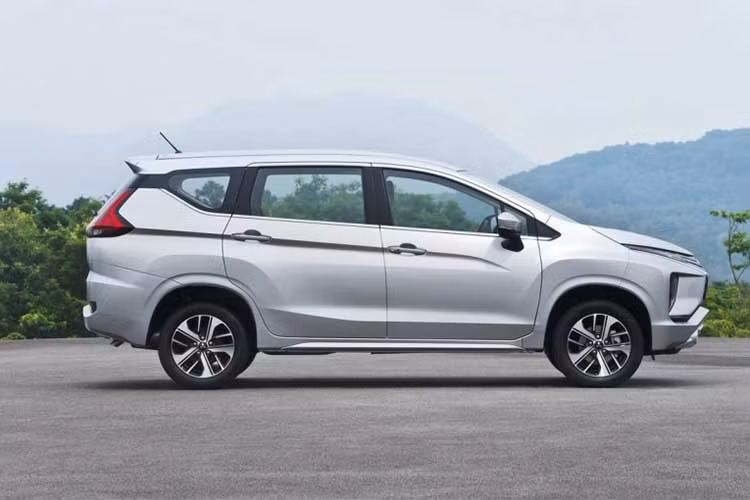Mẫu xe này nổi bật với thiết kế MPV pha trộn phong cách thể thao đa dụng SUV, nhờ có khoảng sáng gầm cao 205 mm. Nhiều ý kiến cho rằng, Mitsubishi Xpader sẽ là đối thụ cạnh tranh đáng chú ý của "người đồng hương không đối thủ" Toyota Innova tại thị trường Việt Nam.