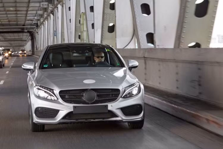 Tân binh mới của Mercedes vẫn mang những nét tương tự trên thiết kế trụ cột B điển hình của dòng C-Class.