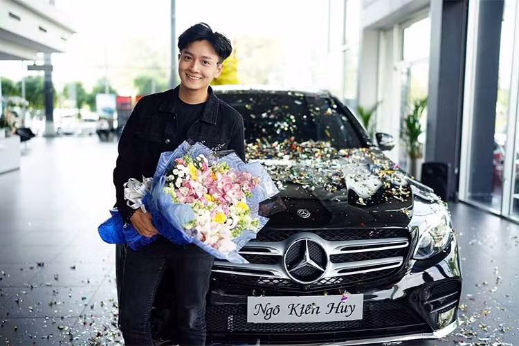 Chiếc xe sang mà anh chàng ca sỹ Ngô Kiến Huy mới tậu là chiếc crossover SUV Mercedes-Benz GLC 300 4MATIC có giá công bố 2,149 tỉ đồng, với ngoại thất màu đen sang trọng. Trong phân khúc SUV hạng sang nói riêng và xe sang nói chung, Mercedes-Benz GLC là dòng sản phẩm bán chạy nhất với gần 2.500 xe bán ra trong năm 2017.
