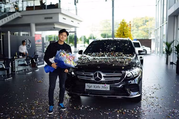 Phần đuôi xe của Mercedes-Benz GLC 300 được thiết kế khá gọn gàng và đơn giản. Cản trước và sau xe đều được làm từ hợp kim nổi bật đi kèm cặp ống xả tứ giác mạnh mẽ. Xe được trọng lượng tới 80 kg so với GLK.