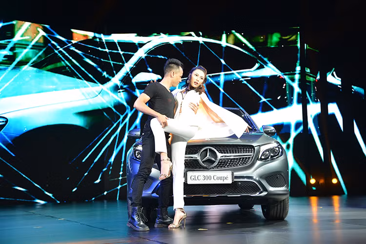 Bên cạnh các dòng xe đình đám, từ xe sang đến dòng cỡ lớn Van... Khu vực SUV và crossover của Mercedes năm nay cũng hội tụ đầy đủ các đại diện từ những dòng xe khác nhau. Nếu như vào năm ngoái, Mercedes đã đem tới chiếc G63 AMG Edition thì năm nay, một phiên bản khác của dòng địa hình G-Class "huyền thoại" là G500 đã có mặt.