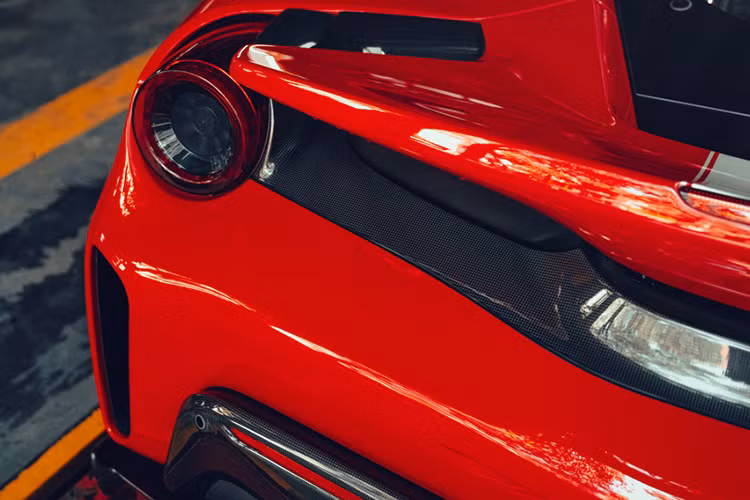 Chiếc 488 Pista này sở hữu màu đỏ Rosso Corsa truyền thống của Ferrari. Ferrari 488 Pista sở hữu thiết kế thể thao cực đoan và được tối ưu hóa tính khí động học, giúp mang lại trải nghiệm vận hành ở mức cao nhất cho người lái, cùng với đó là được thừa hưởng nhiều công nghệ từ những chiếc xe đua 488 GTE và 488 Challenge.