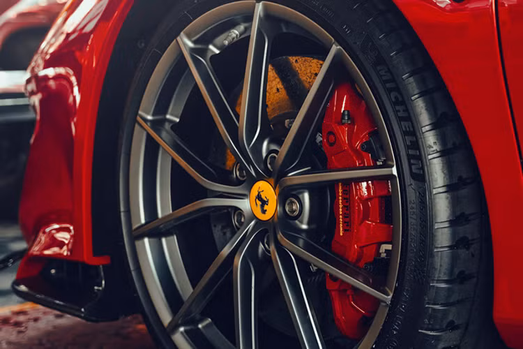 Đầu xe Ferrari 488 Pista có phong cách thiết kế sắc cạnh "S-Duct", trong khi phần thân có những đường vát chéo ấn tượng. Xe được trang bị bộ vành hợp kim nhôm 5 chấu kép được sơn màu bạc, kích thước 20 inch ở cầu trước và 21 inch ở cầu sau.