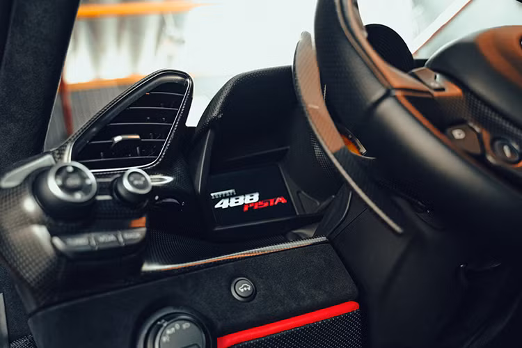 Ngoài động cơ V8 tăng thêm 50 mã lực so với 488 GTB, Ferrari 488 Pista còn có trọng lượng "giảm cân" khoảng 90 kg so với bản tiêu chuẩn, những điều này đã giúp Ferrari 488 Pista chỉ mất thời gian 2,85 giây là có thể tăng tốc từ 0-100 km/h trước khi đạt vận tốc tối đa 330 km/h.