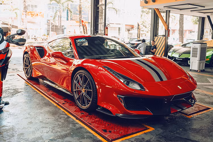 Hiện tại, siêu xe Ferrari 488 Pista đã dừng sản xuất để nhường dây chuyền sản xuất lại cho phiên bản Ferrari F8. Hiện chủ tịch Tring Nguyên - ông Đặng Lê Nguyên Vũ đang sở hữu tới hơn 30 chiếc siêu xe Ferrari, và con số sẽ tăng thêm nữa.