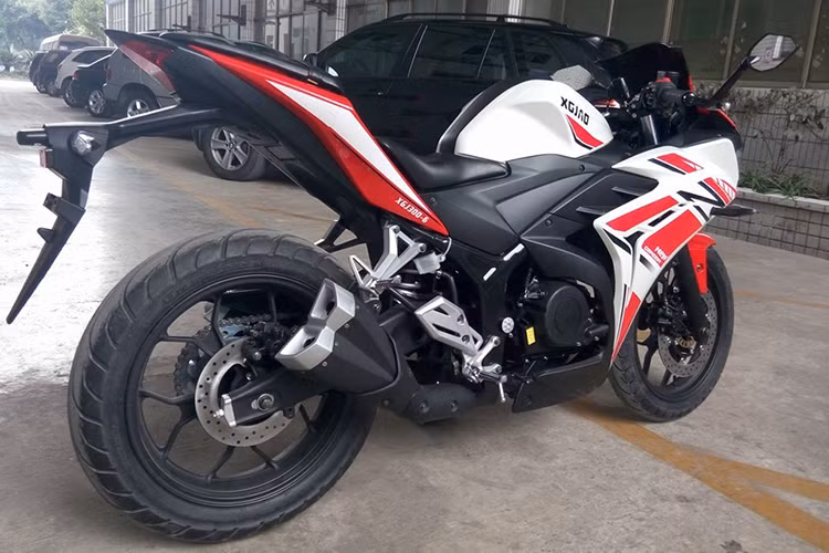 Ngay cả khi nhìn kỹ, những người yêu xe môtô cũng khó lòng nhận ra những điểm khác biệt của XGJAO RZ35 với chiếc sportbike phân khối lớn tầm trung R3 của Yamaha, khi nó đã được nhái một cách tinh vi và gần như giống y hệt bản chính xe sử dụng mâm 5 cánh chữ Y cùng lốp trước với bản 110/70/17 y hệt Yamaha R3 nguyên bản. Tuy nhiên là sản phẩm nhái, chiếc xe chỉ có lốp nội địa rẻ tiền.