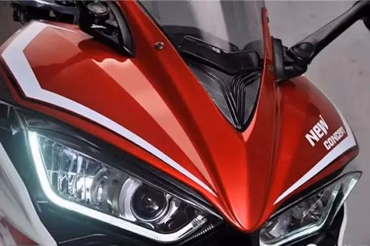 Ở phía trước, phần đàu của chiếc xe với cụm đèn pha đặc trưng của Yamaha R3 đã được hãng xe Trung Quốc copy "hoàn hảo", nhưng "cách tân" một chút với thấu kính projector và đèn LED định vị. Ngoài ra, chạy từ kính chắn gió xuống mũi xe còn có thêm các đường gân nổi.