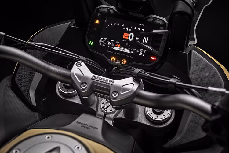 Trên Multistrada 1260 phiên bản mới, toàn bộ thông tin cần thiết đều được hiển thị rõ ràng qua màn hình LCD của bảng đồng hồ. Đáng chú ý là việc màn hình màu TFT 5 inch mới với độ phân giải cao hơn, cho phép người lái đọc thông số dưới trời nắng dễ dàng và giao diện đơn giản hóa.