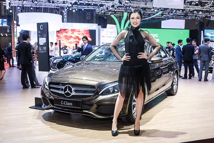VMS 2018 được coi là thời điểm vàng để sở hữu các mẫu C-Class và E-Class. Với danh mục trang bị hấp dẫn nhất trong khi mức giá chỉ từ 1,489 tỷ đồng, C-Class đang là cầu nối thu hút khách hàng từ khách hàng phổ thông lên sở hữu thương hiệu xe sang của Mercedes-Benz.