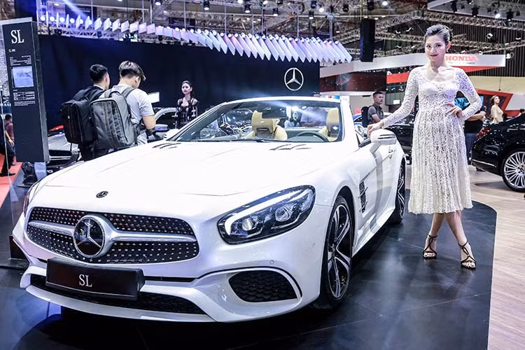 Bên cạnh các mẫu xe đẳng cấp và khu trưng bày sang trọng, điểm thu hút của gian hàng Mercedes-Benz tại VMS 2018 còn nằm ở các ưu đãi dành cho khách mua xe. MBV cho biết đây là thời điểm tốt để khách mua dòng C và E-Class nhờ gói hỗ trợ tài chính hấp dẫn.