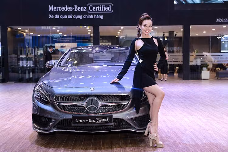 Hãng xe sang của Đức cũng đa dạng hóa các hoạt động tại gian hàng như Khu vực đón tiếp khách hàng doanh nghiệp, khu vực tương tác mạng xã hội và Khu trưng bày phụ kiện chính hãng - cùng dàn người đẹp và xe sang Mercedes-Benz thu hút hàng ngàn lượt khách tham quan.