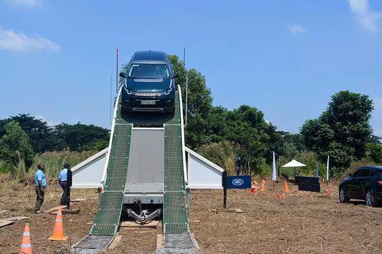 Trong chương trình, khách hàng sẽ có cơ hội trải nghiệm tính năng và công nghệ off-road ở chế độ có và không có Hệ thống Kiểm soát Địa hình qua các mẫu xe dùng trong chương trình như: Range Rover Evoque, Discovery Sport, Discovery và Range Rover Sport.
