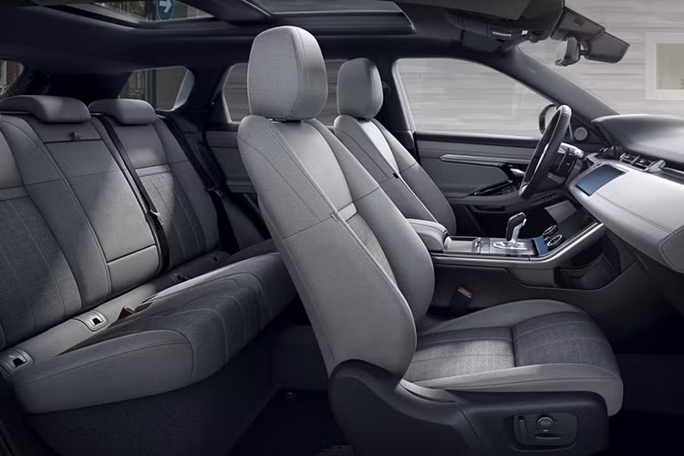 Bước vào bên trong Evoque 2020, người lái cũng được chào đón bằng không gian nội thất lấy cảm hứng từ Range Rover Velar. Nhờ đó, nội thất của mẫu SUV hạng sang này sang trọng hơn nhiều so với trước đây. 